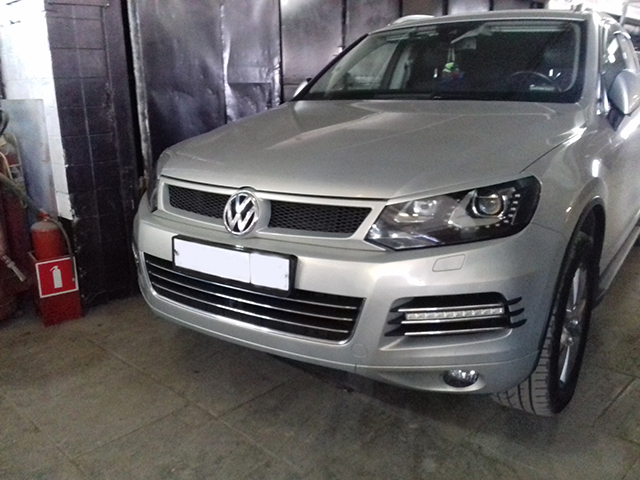 Решетка радиатора Volkswagen Touareg NF спорт со значком (CT-TR-G02)