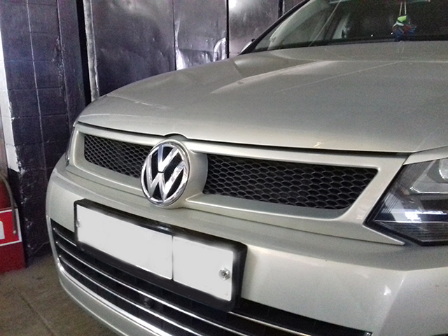 Решетка радиатора Volkswagen Touareg NF спорт со значком (CT-TR-G02)