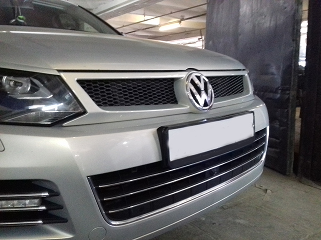 Решетка радиатора Volkswagen Touareg NF спорт со значком (CT-TR-G02)