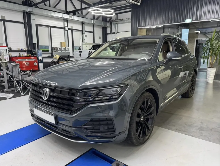 Накладка переднего бампера Touareg CR7 серебро (CT-TR-B11P)